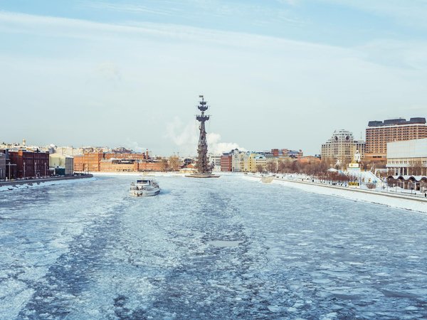 Noël Enchanté au Palais de Versailles : Un Voyage Éblouissant à Travers Lumières et Mélodies Magiques